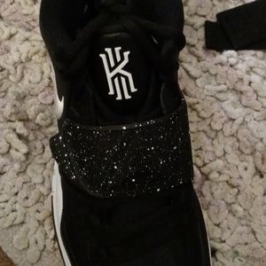 Kyrie 6s...size 5.5y